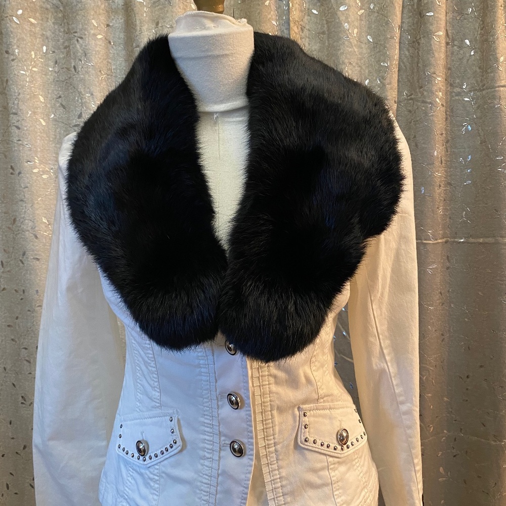 White and black fitted waist button javket